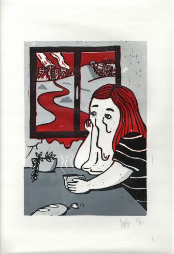 Estampe représentant une femme assise devant une fenêtre, le visage angoissée. Dehors au loin, la guerre fait rage.