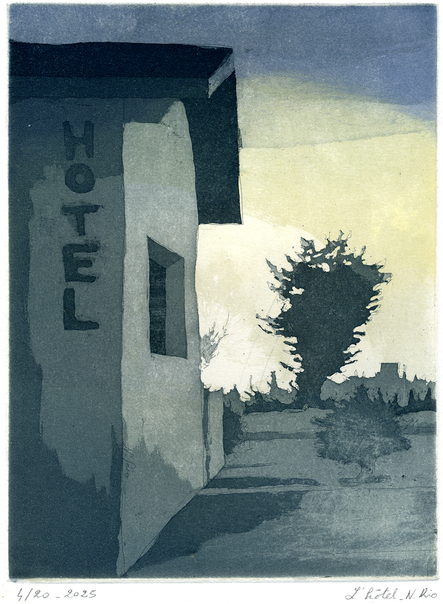 hotel dans le crépuscule. Au loin, bord de mer.