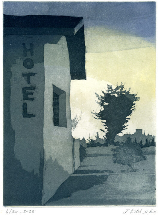 hotel dans le crépuscule. Au loin, bord de mer.